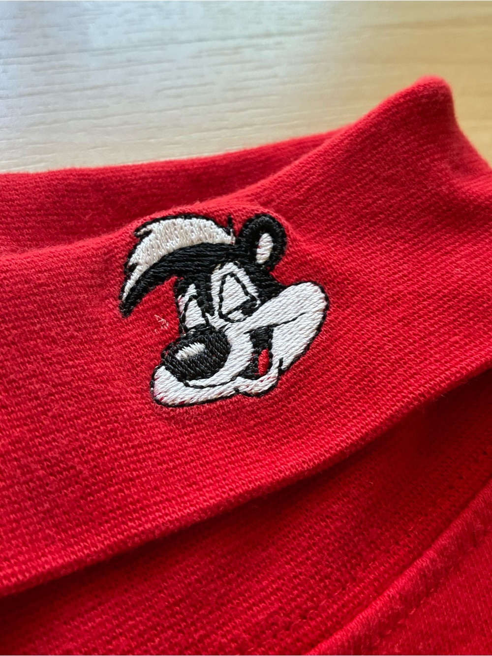 Vintage Warner Bros Studio Store Red Embroidered Pepe Le Pew Turtleneck Top L